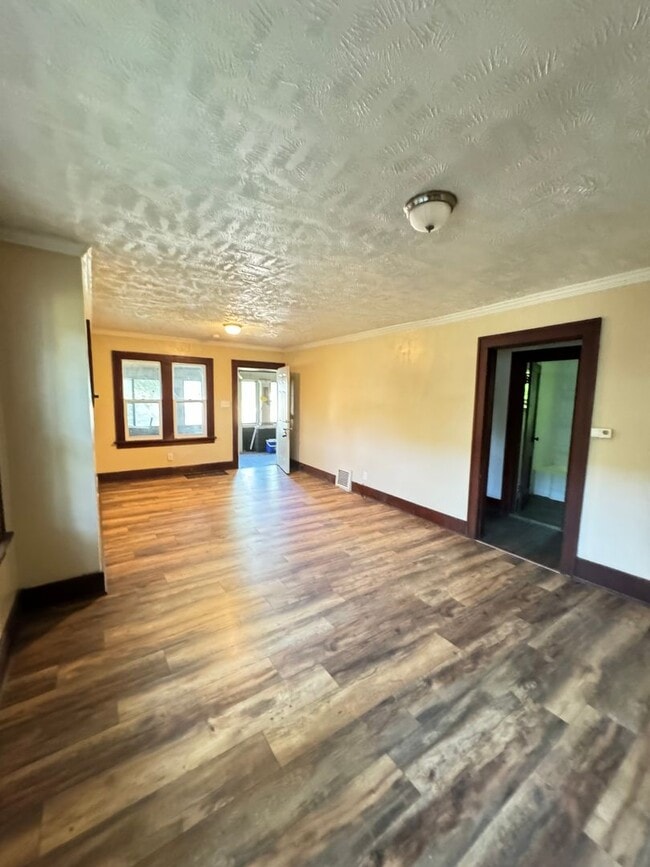 Building Photo - Updated 2-Bedroom, 1-Bathroom Home – $950/Month