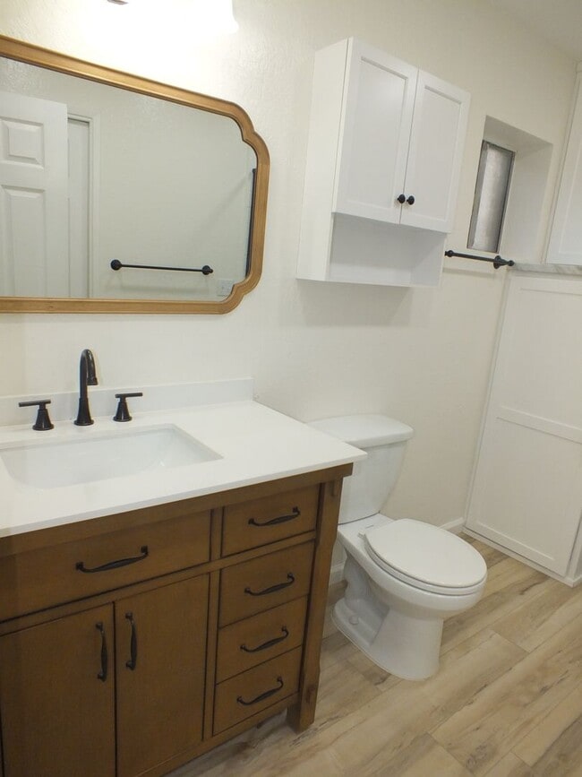 Building Photo - 2/1 1200 sf Rescue retreat - water included!