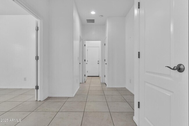 Building Photo - 2354 E Bellerive Dr