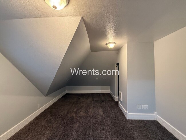 Building Photo - Half Off First Month's Rent Move in Special!! Perry District - 3 Bed/1 Bath Home