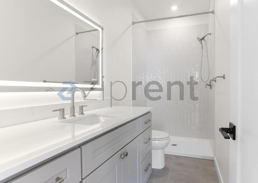 Building Photo - Unit A