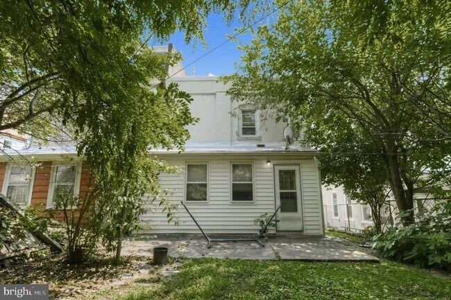 Building Photo - 201 Sumac St
