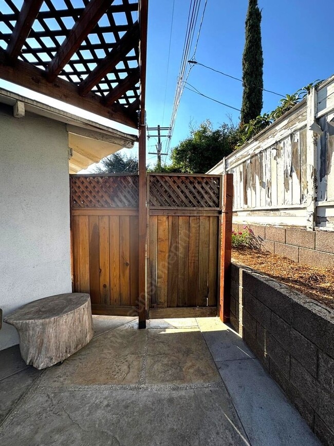 Building Photo - Stunning 3 Bedroom, 2 Bathroom Home on a L...