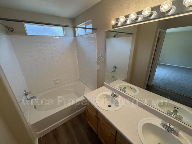 Building Photo - 910 Humboldt Way