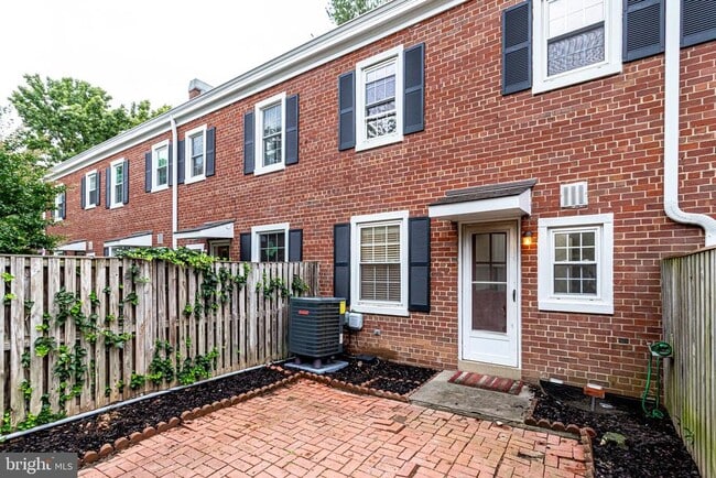 Building Photo - 2822 S Buchanan St