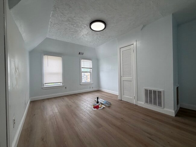 Building Photo - 3886-3888-3888 Washington St