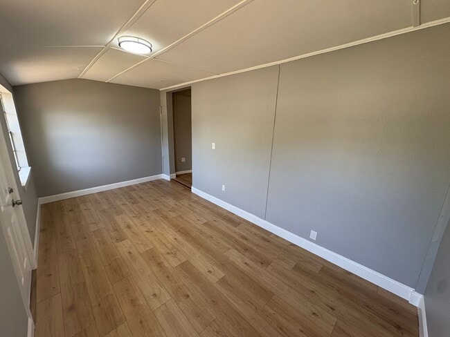 Building Photo - 3 Bed / 2 Bath Single-Family | Effective Rent After Credit