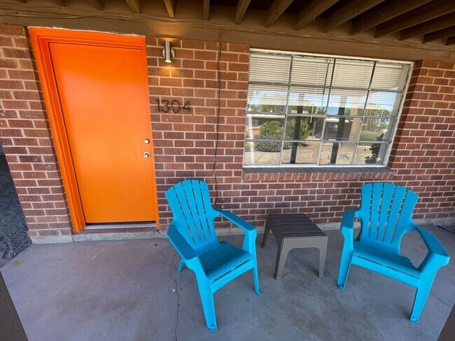 Building Photo - Mid-Century Modern Style Two Bedroom W/ A/C and Yard at The Richey!