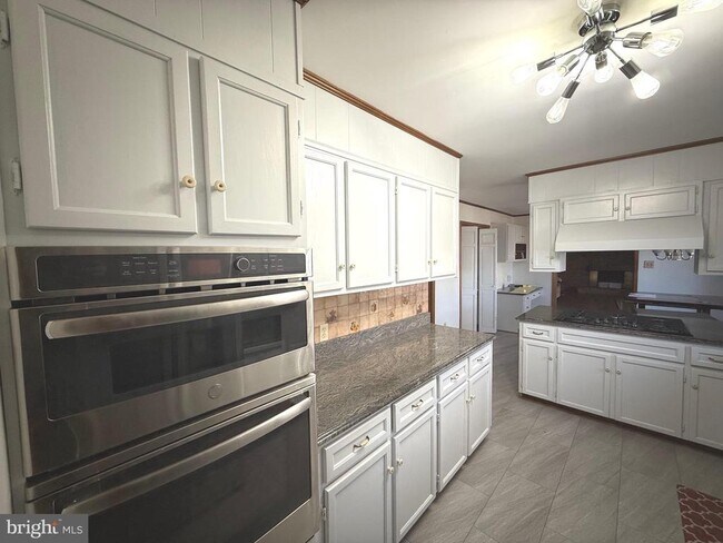 Building Photo - 9608 Burke View Ave