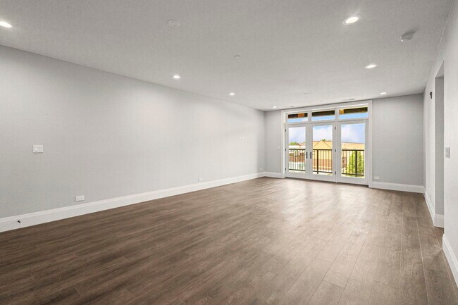 Building Photo - 1036 Lake St