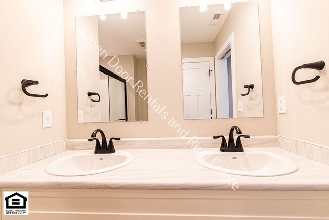 Building Photo - 10545 Old Leo Rd