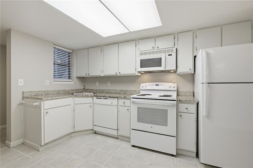 Building Photo - 2183 Surrey Ct
