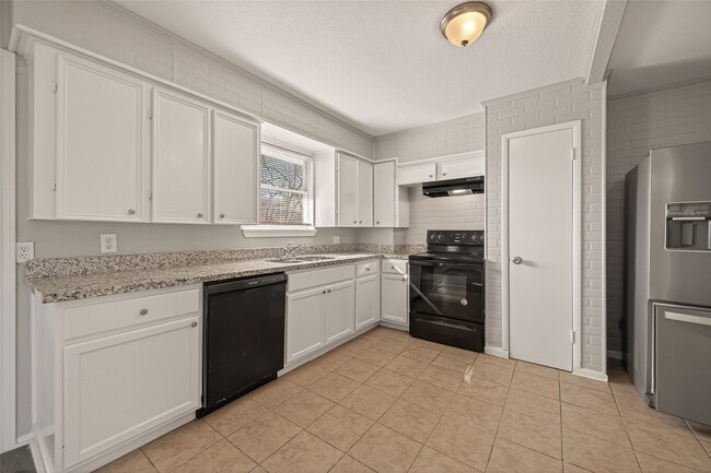 Building Photo - 3102 Hays St