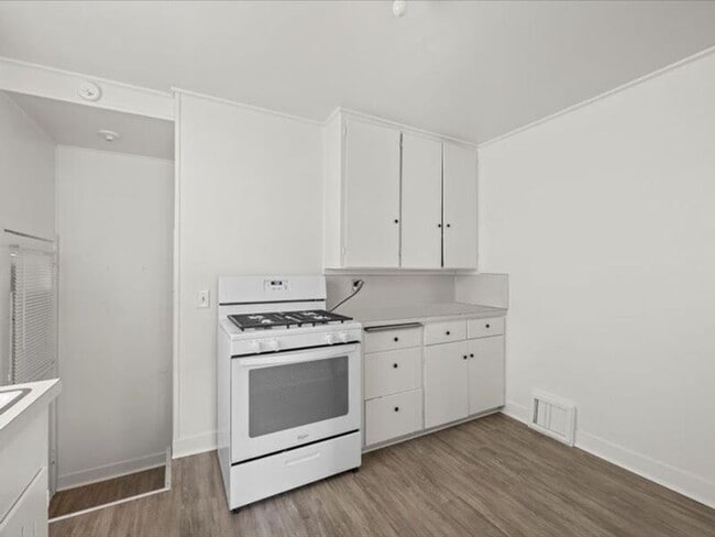 Building Photo - 710 Van Giesen