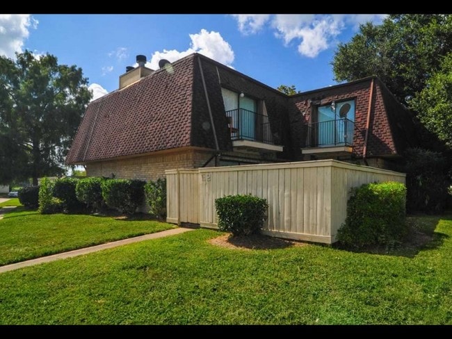 Building Photo - Oak Hollow