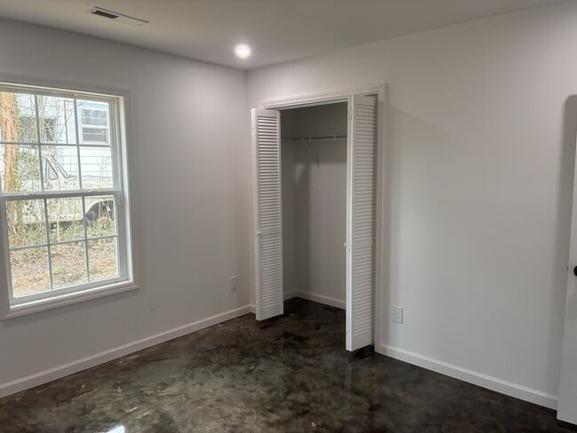 Building Photo - 408 Elm St