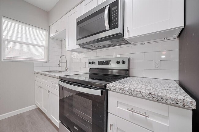 Building Photo - 1732 W 6th St