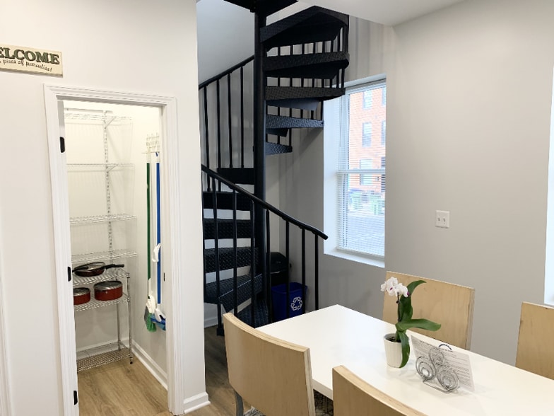 Building Photo - 1600 S Charles St