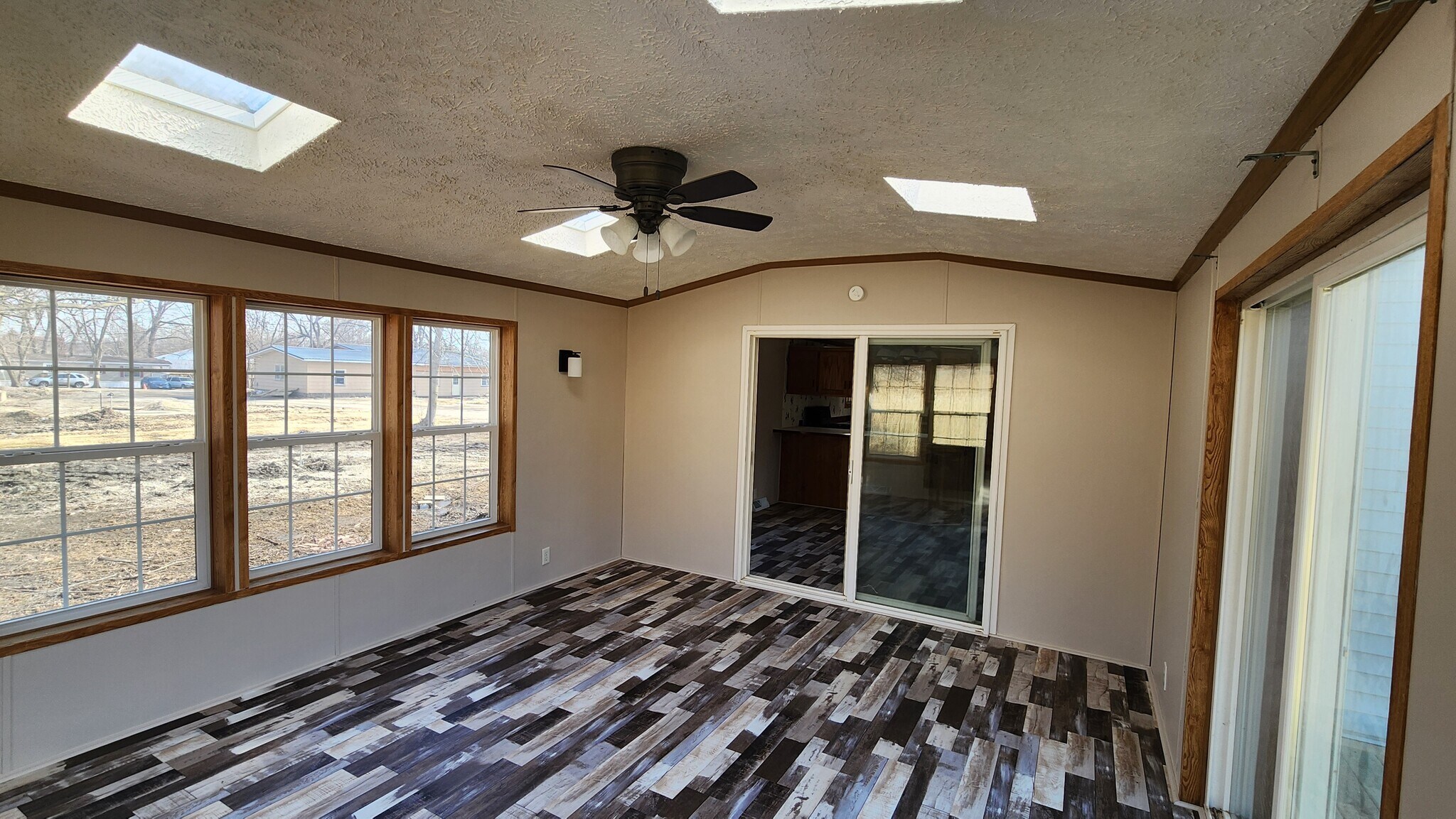 Building Photo - 433 N Crotty Ln