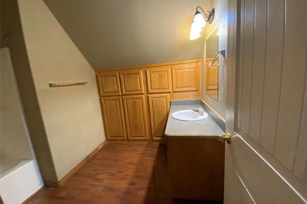 Building Photo - 10910 Shady Oaks Dr