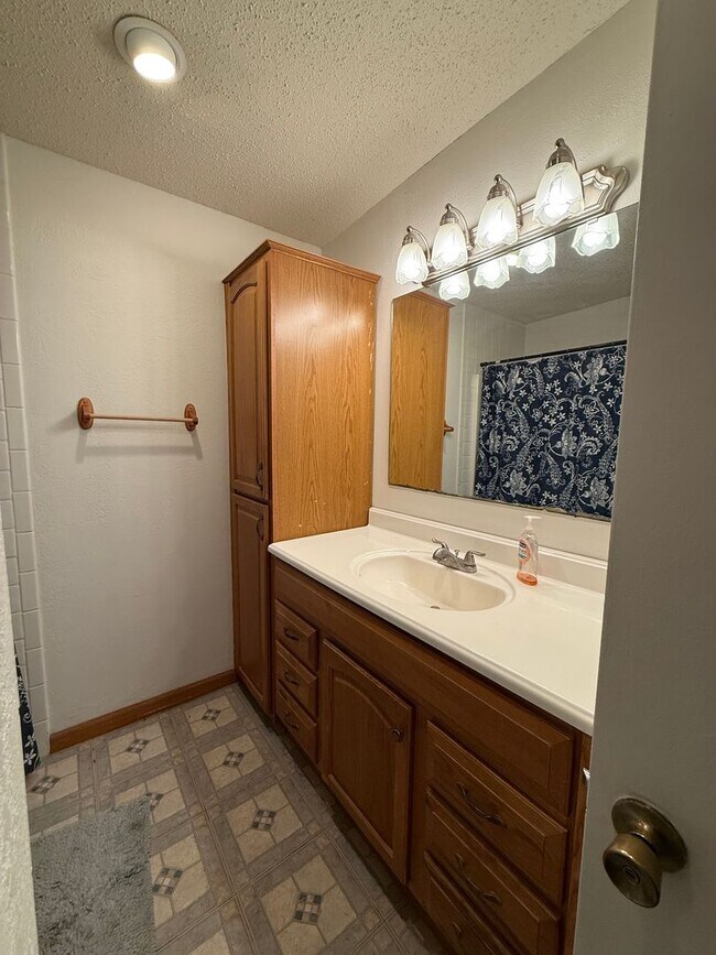 Building Photo - Spacious 4 bedroom, 2 bath home COMING SOON!