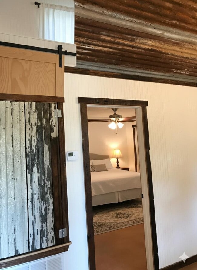 Building Photo - 601 Live Oak St