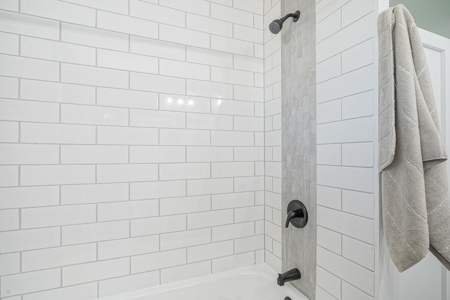 Building Photo - 311 Oakwood Dr