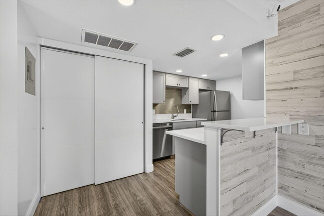 Building Photo - 612 Executive Center Dr