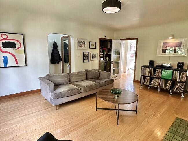 Building Photo - Charming 1 bed condo in desired Eastlake! ...