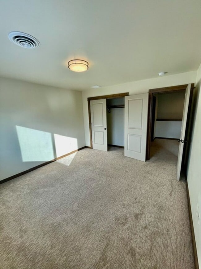 Building Photo - Townhouse - 3 Bedrooms 2 1/2 Bathrooms