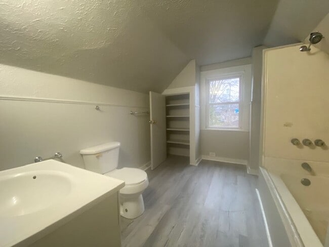 Building Photo - 3 Bed 1.5 Bathroom for rent in Dayton*