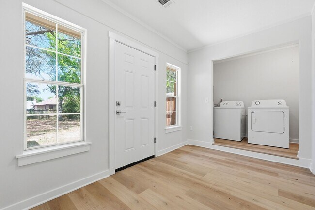 Building Photo - All Brick Home & Large Yard in Niceville!