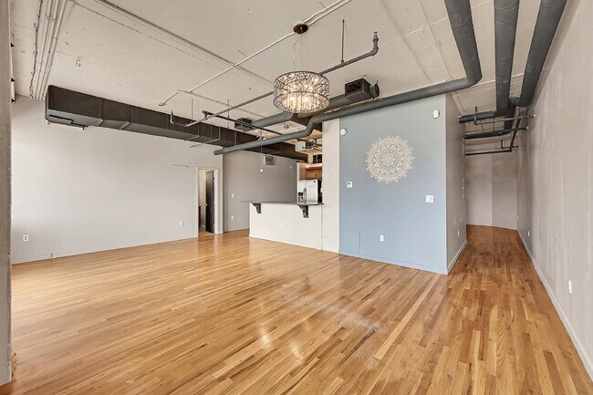 Building Photo - $2,000, 1 bed, 1.5 bath located in downtow...