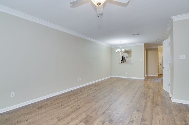Building Photo - 2 Bedroom 2.5 Bath Townhouse