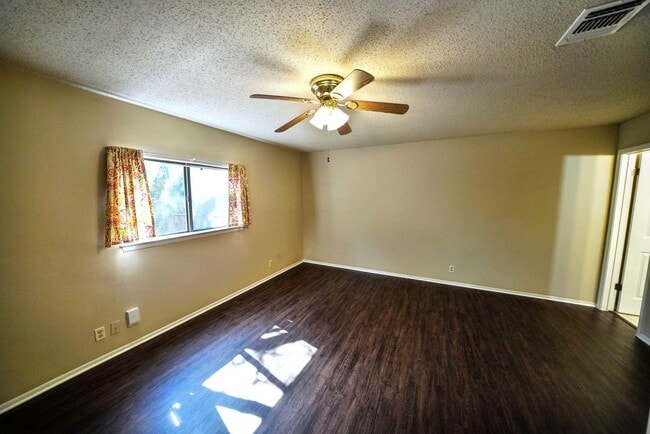 Building Photo - Cozy 3-Bed, 2-Bath with Fireplace in Prime NW Location - Realtor Commission: $500