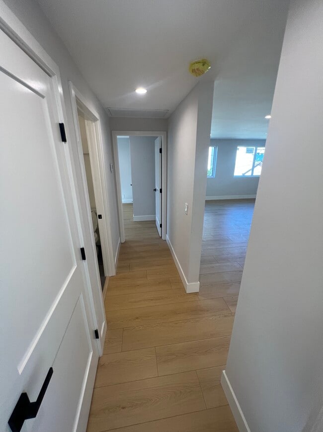 Building Photo - 847 N Ridgewood Pl