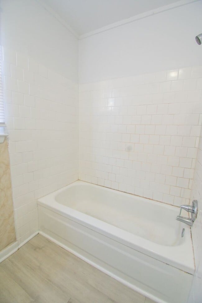 Building Photo - 1 Bedroom 1 Bathroom - No Pets