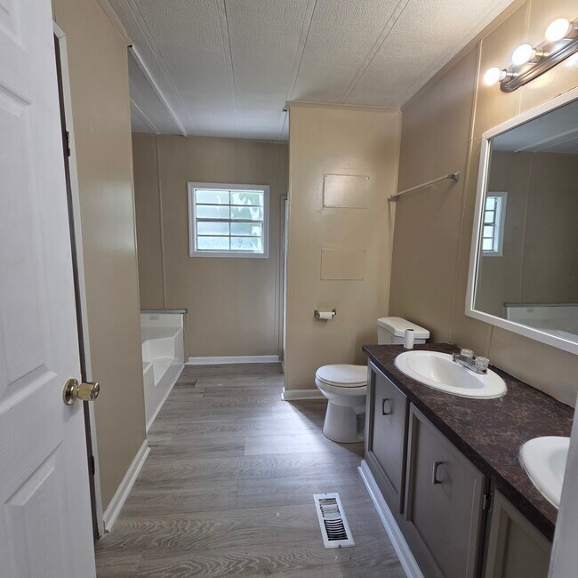 Building Photo - 3526 Highview Ct