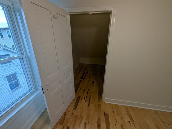 Building Photo - 112 King St