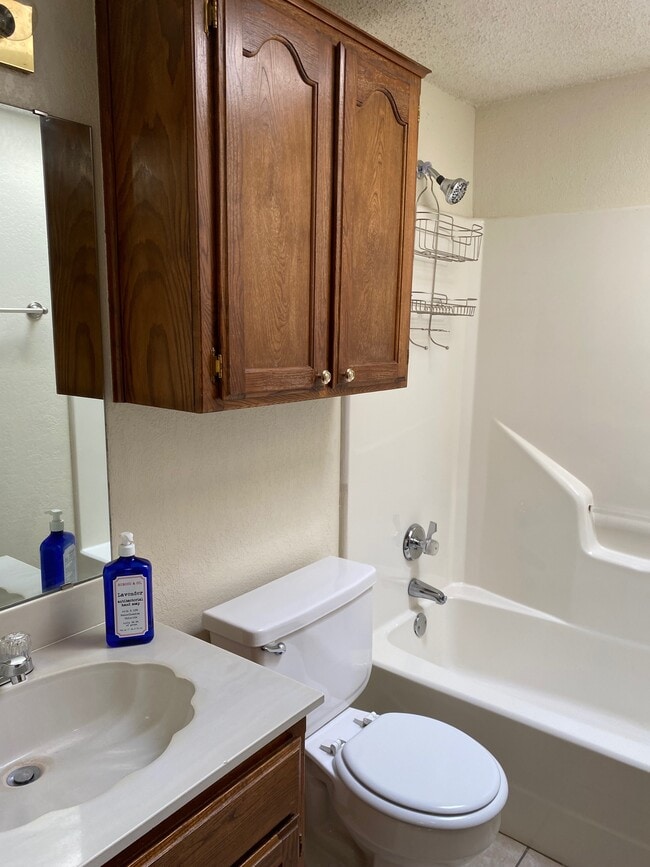 Building Photo - 2122 Meench Dr