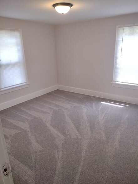 Building Photo - 507 E Archwood Ave