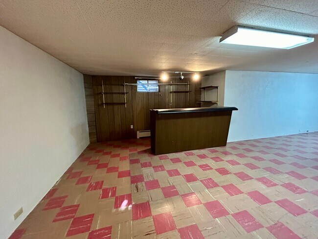 Building Photo - 4 Bedroom Ranch House - Prime Location Min...