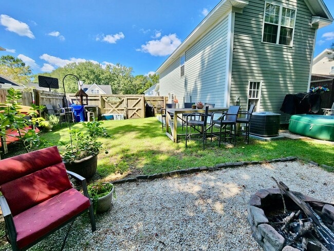 Building Photo - Adorable, well taken care of three bedroom...