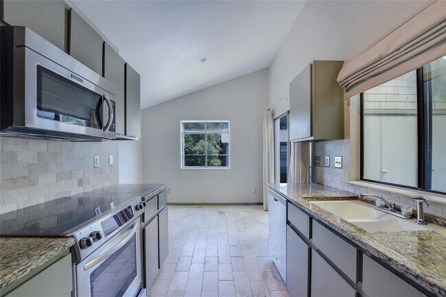 Building Photo - 7122 Wood Hollow Dr