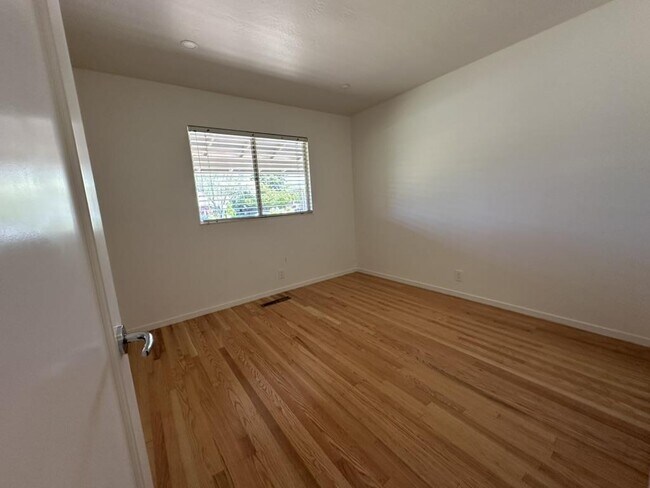 Building Photo - 12689 Cambridge Dr