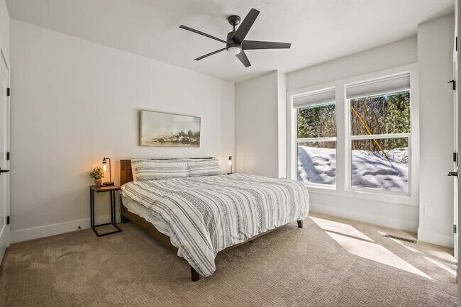 Building Photo - 1013 Yew Wood St