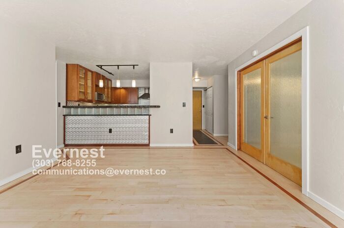 Building Photo - 601 W 11th Ave