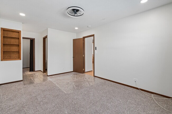 Building Photo - 120 S Staffire Dr