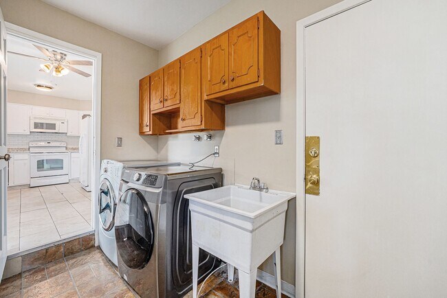 Building Photo - AVAILABLE FOR IMMEDIATE MOVE IN