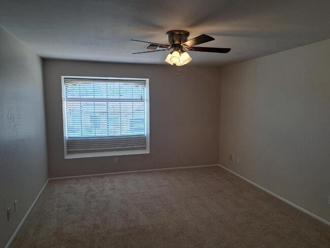 Building Photo - 1443 E Vaughn Ave